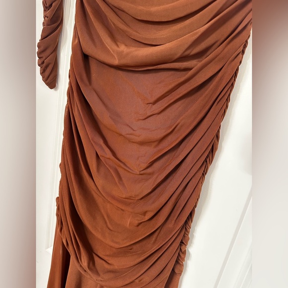 Elegant Brown Off-Shoulder Mesh Dress - Picture 15 of 16